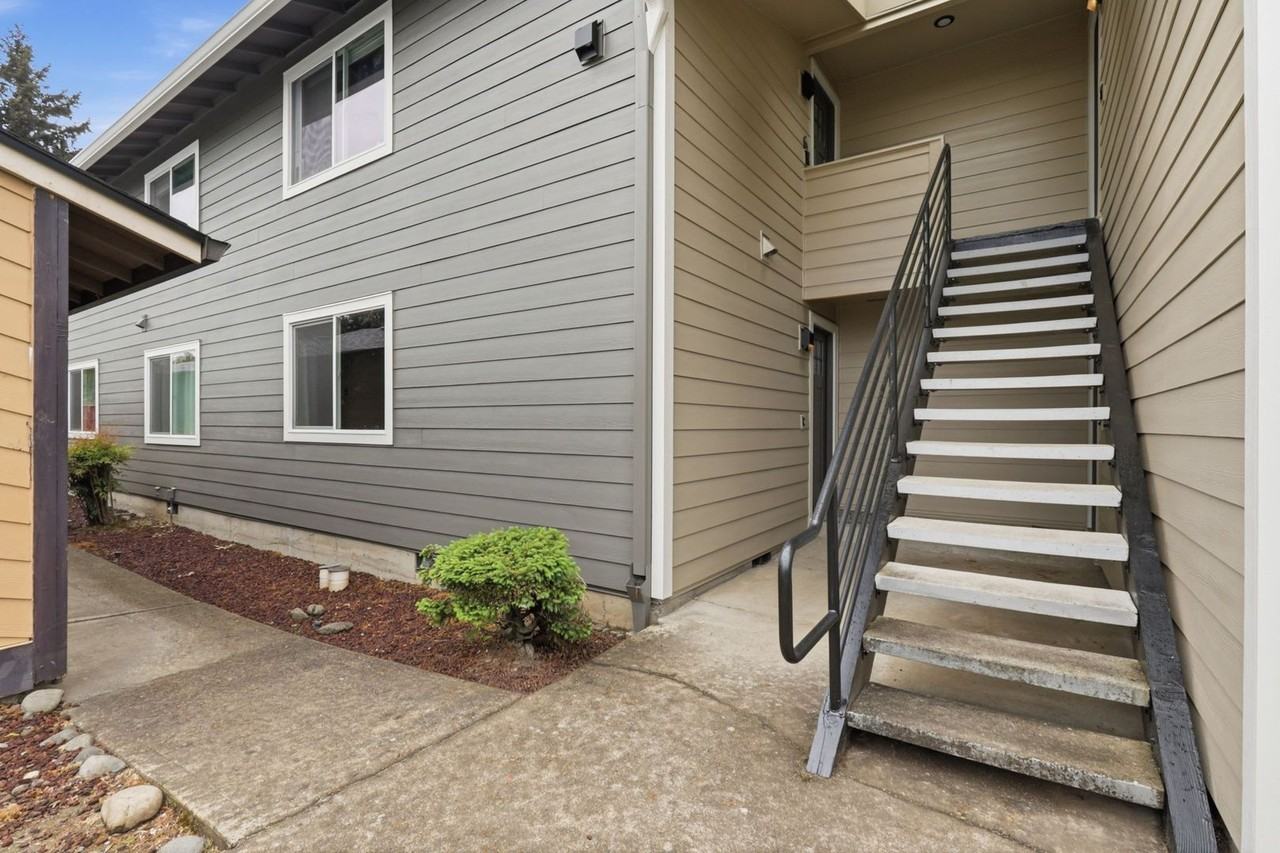 605 Se 121st Ave - Photo 3 of 31