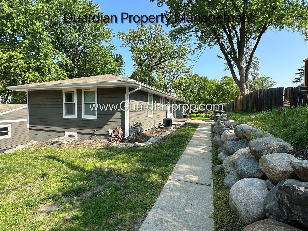 2516 W 98th St - Photo 2 of 20