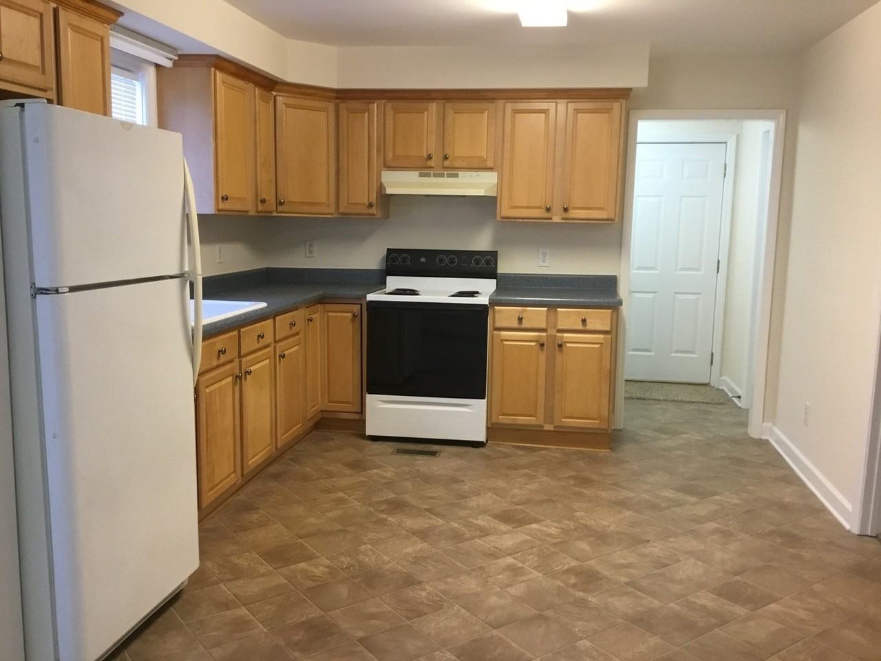 1444 Edgewood Dr - Photo 4 of 9
