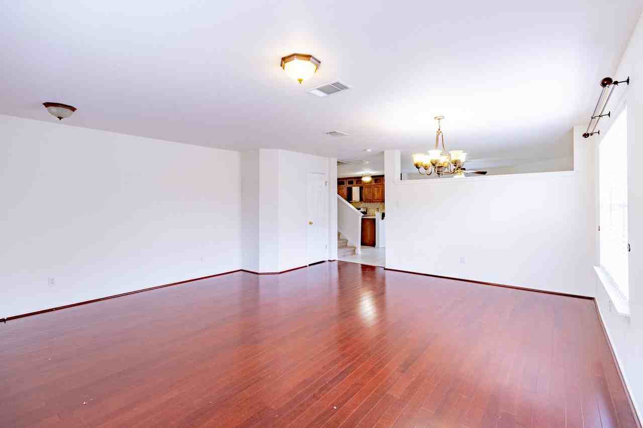 17501 Wiseman Dr - Photo 2 of 33