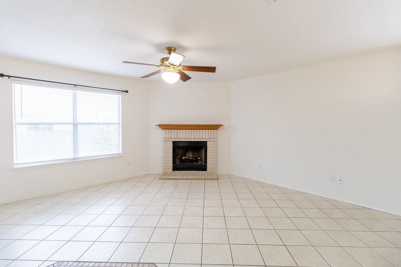17501 Wiseman Dr - Photo 3 of 33