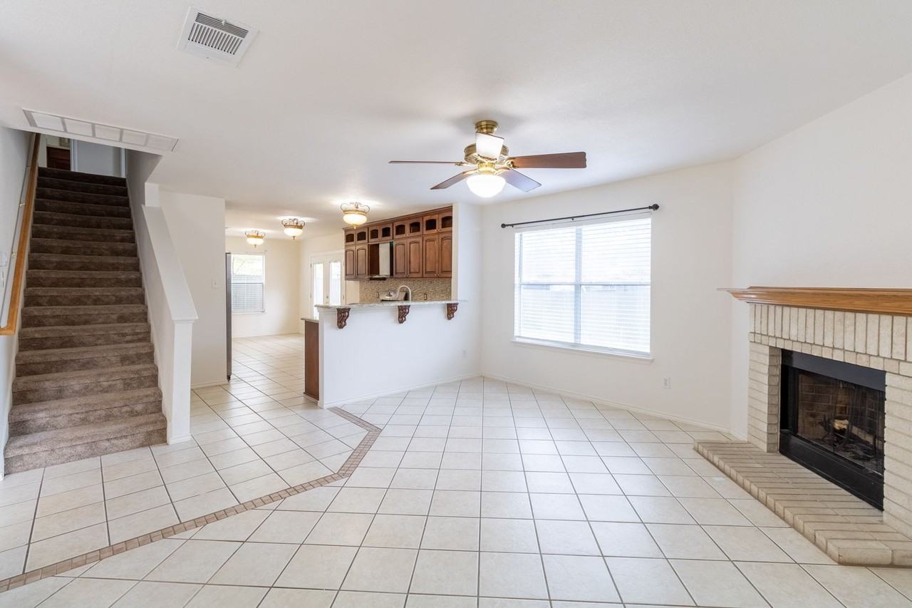 17501 Wiseman Dr - Photo 4 of 33
