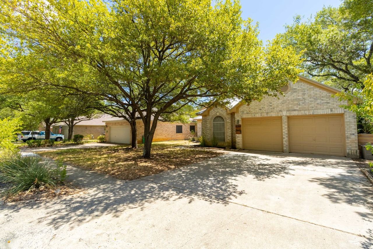 8209 Forest Heights Ln - Photo 2 of 37