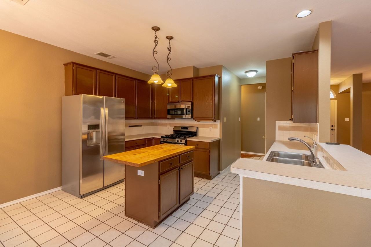 8209 Forest Heights Ln - Photo 7 of 37