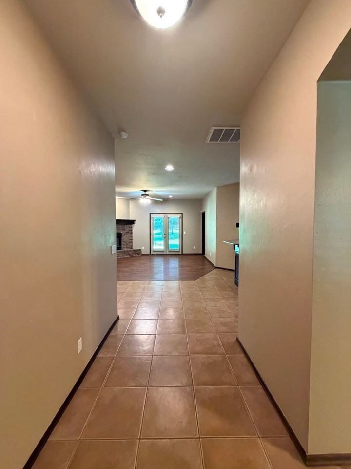 1060 Lost Oak Dr - Photo 3 of 26