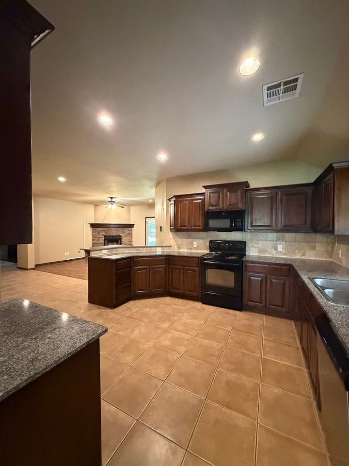1060 Lost Oak Dr - Photo 7 of 26