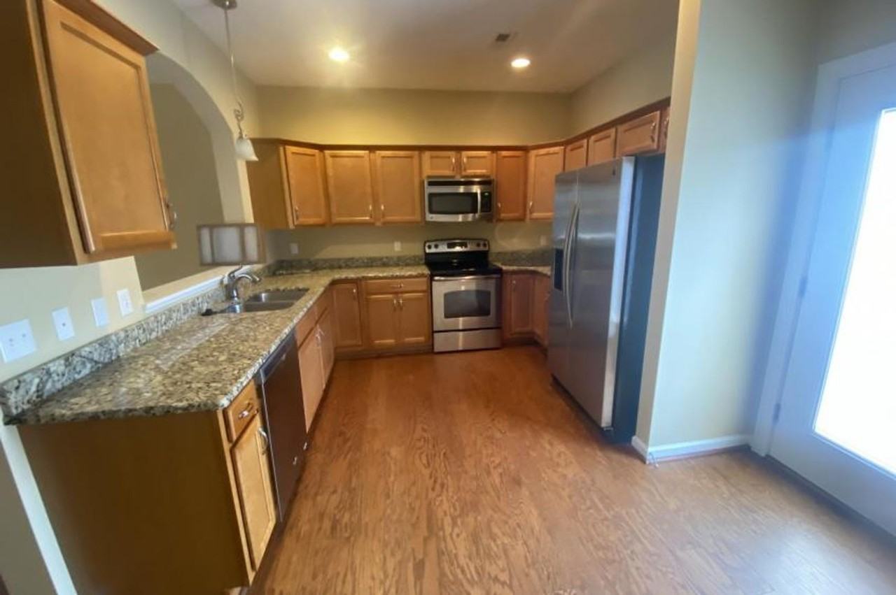 204 Capital St - Photo 5 of 17