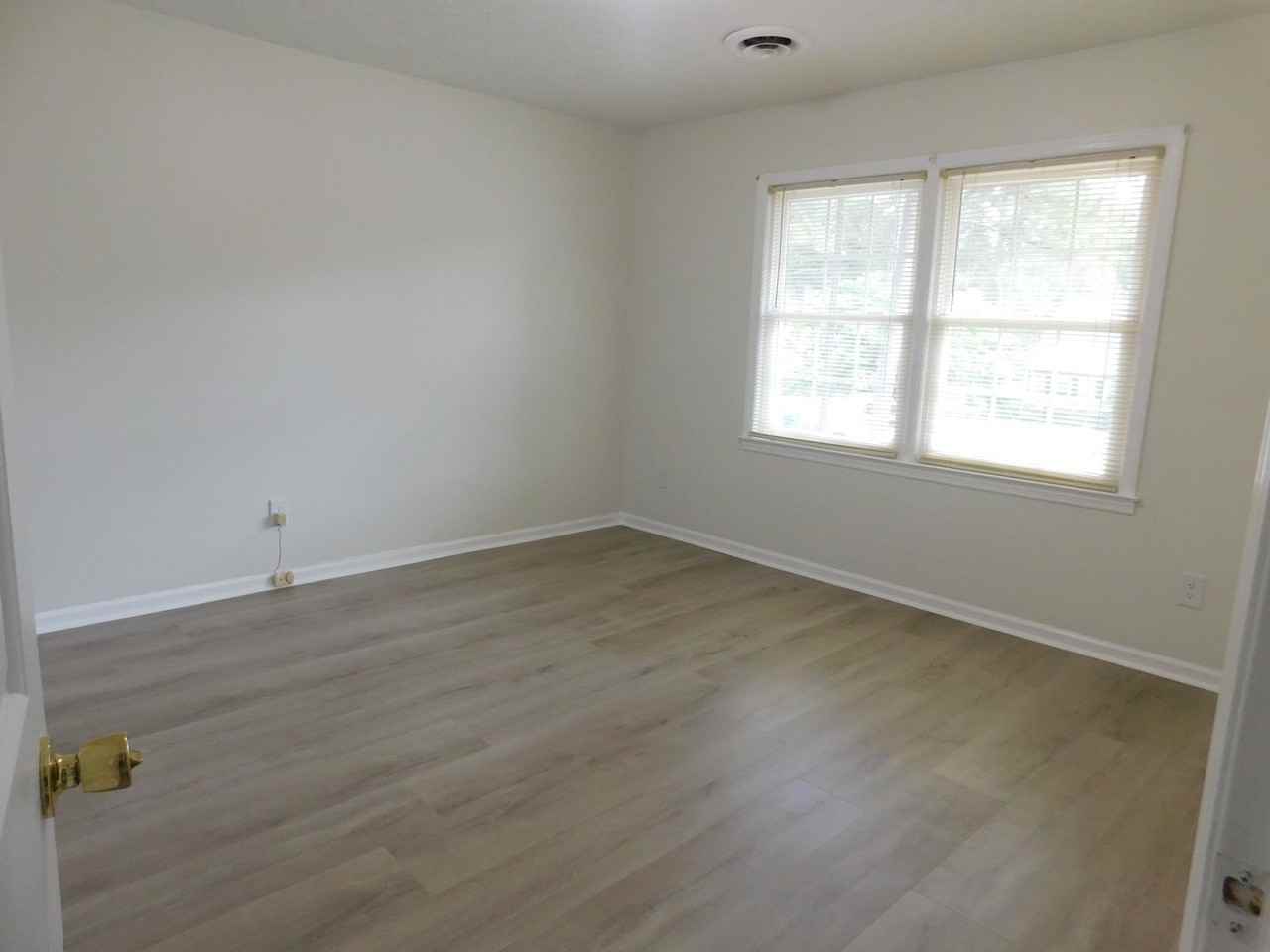 1302 Dunbar Dr - Photo 5 of 18