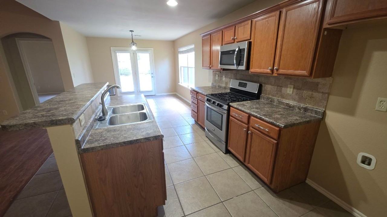 20254 E 32nd St S - Photo 4 of 12