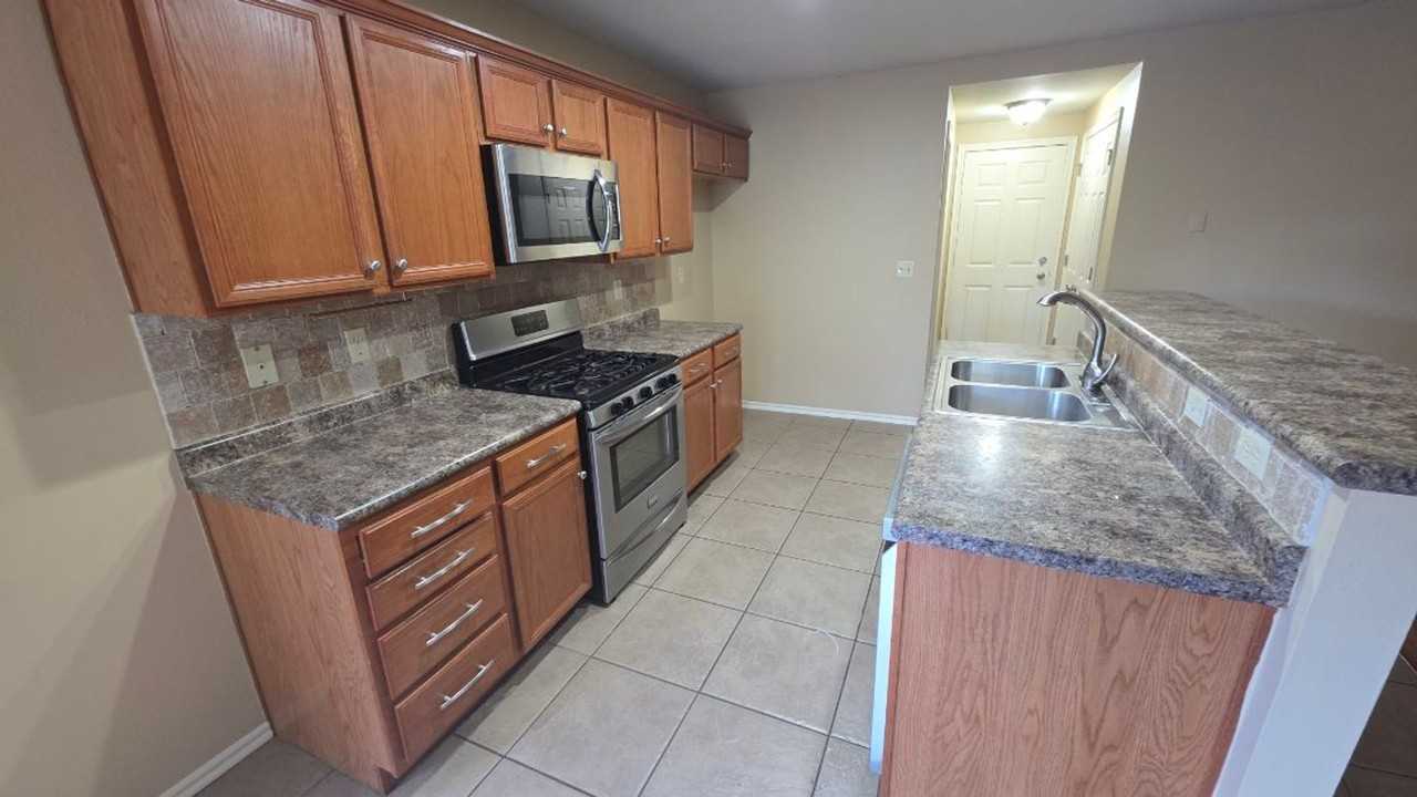 20254 E 32nd St S - Photo 5 of 12
