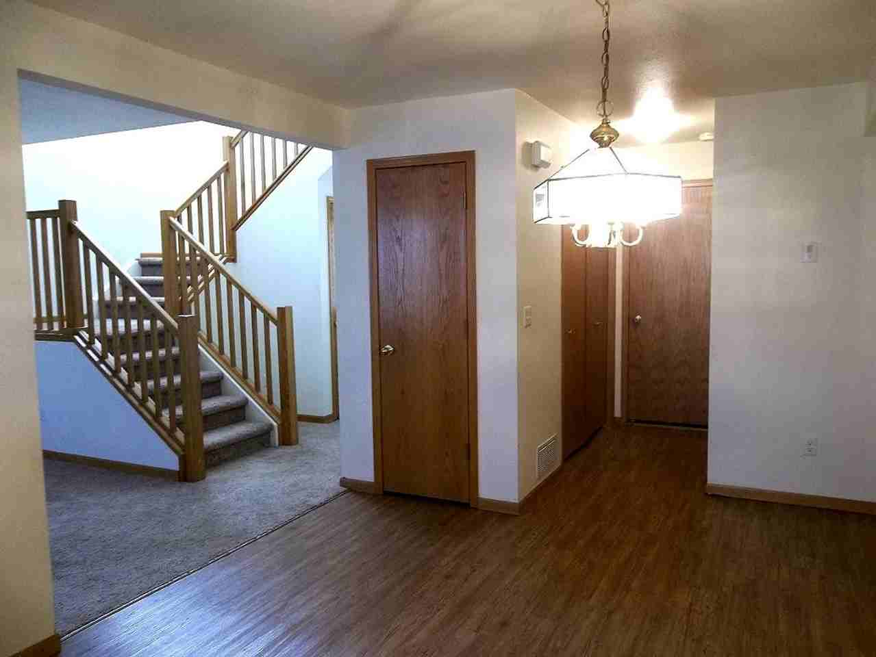 918 Richmond Dr - Photo 3 of 8