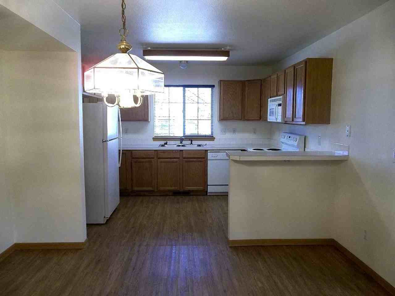 918 Richmond Dr - Photo 4 of 8