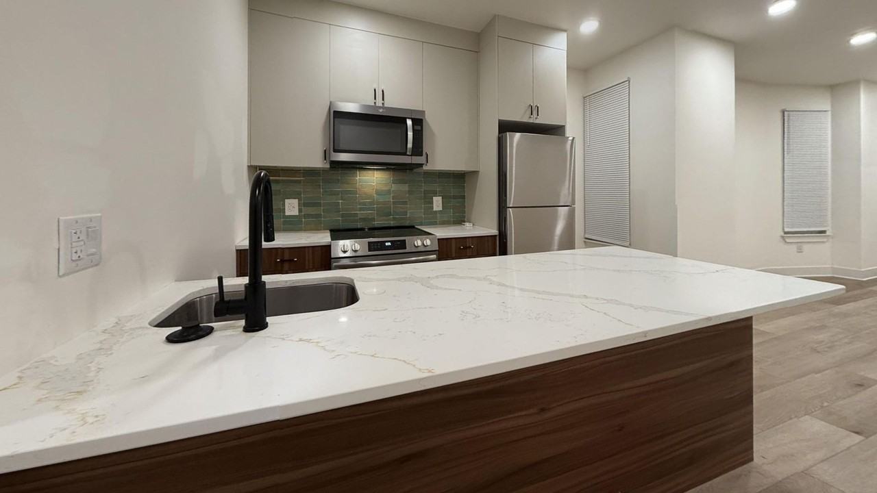 6049 Elmwood Ave - Photo 7 of 13