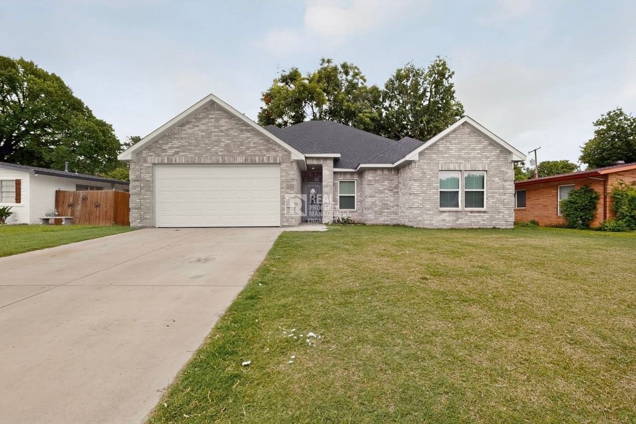 2000 Skylark Dr - Photo 4 of 40