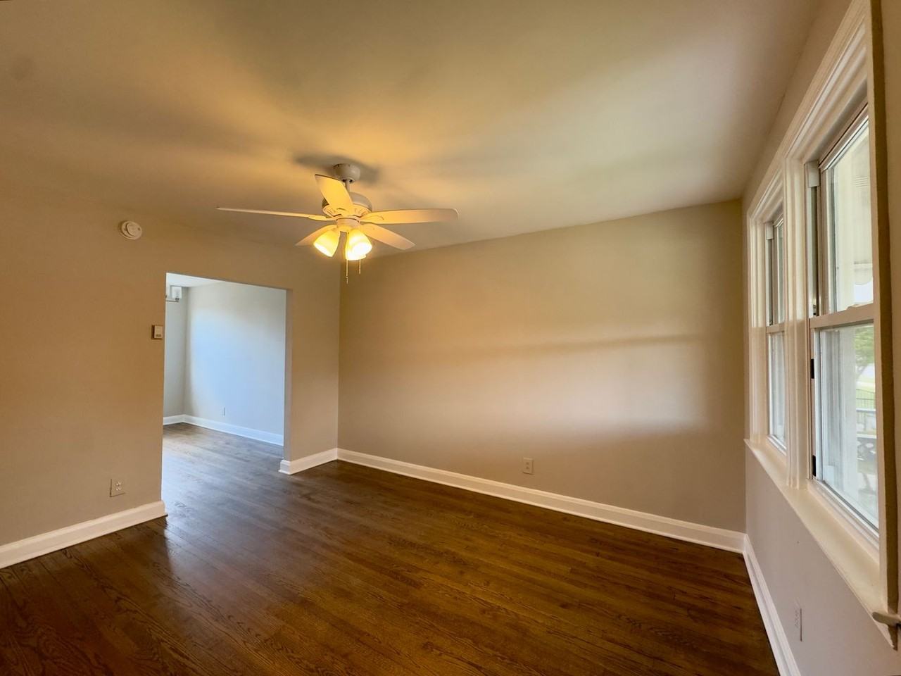 433 Oakwood Rd - Photo 2 of 19