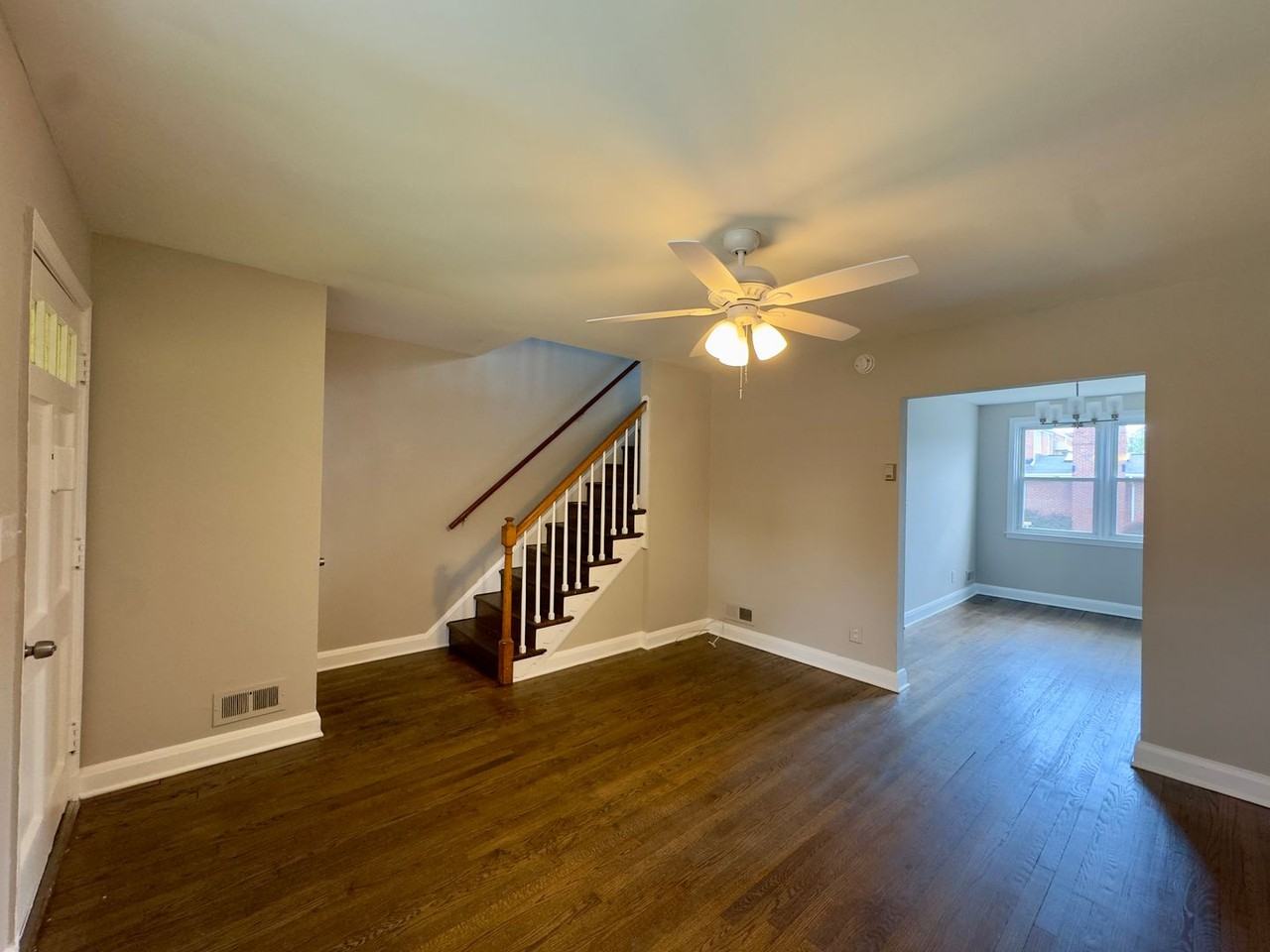 433 Oakwood Rd - Photo 4 of 19