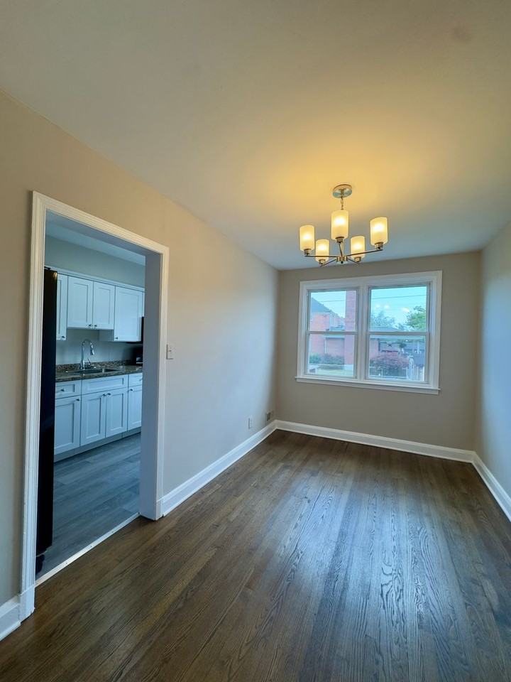 433 Oakwood Rd - Photo 5 of 19