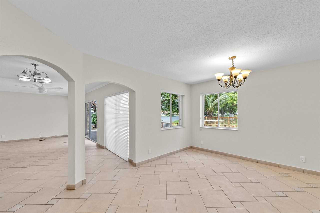 2641 Regalia Way - Photo 2 of 7