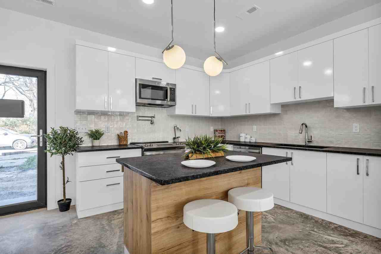 2248 Bailey Ave - Photo 4 of 37