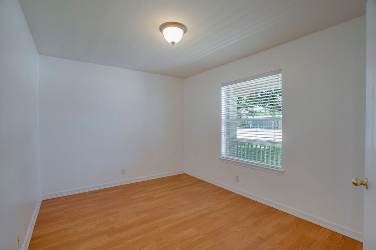 918 Estate Dr - Photo 3 of 20