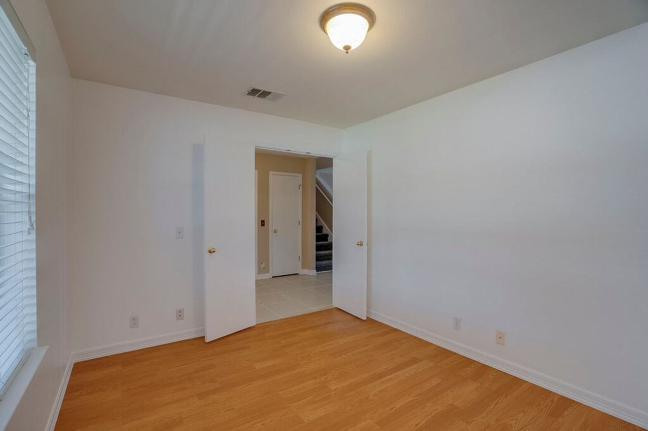 918 Estate Dr - Photo 4 of 20