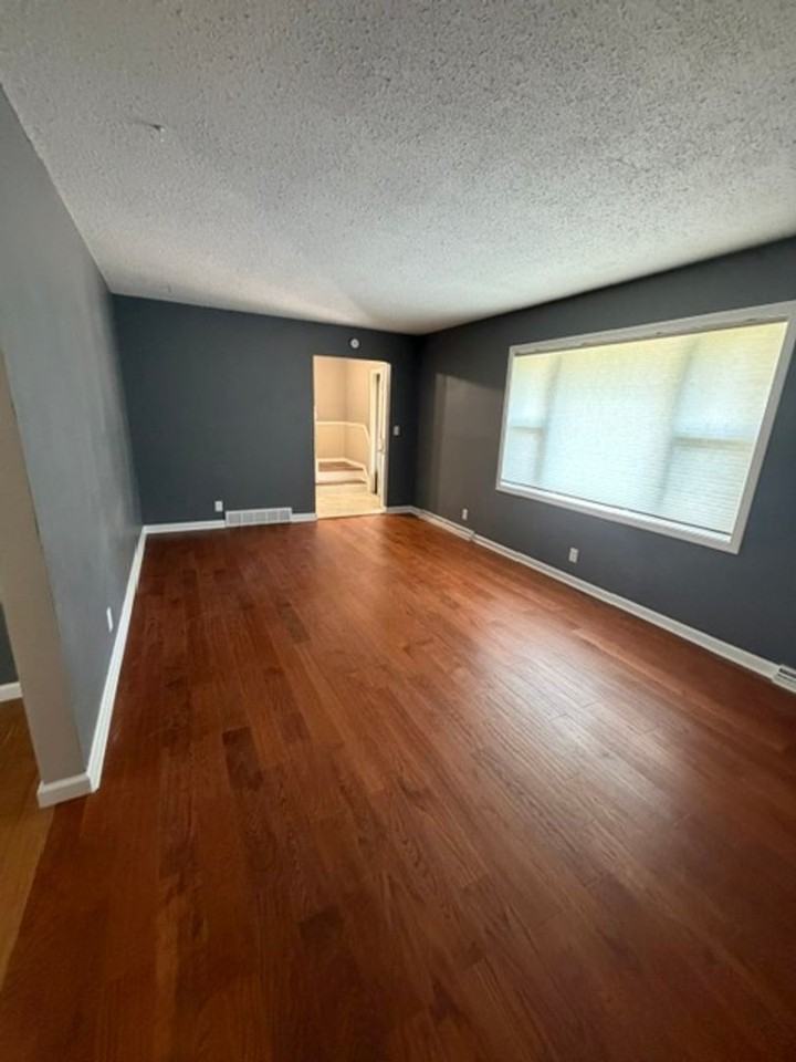 2206 E 32nd St - Photo 3 of 22