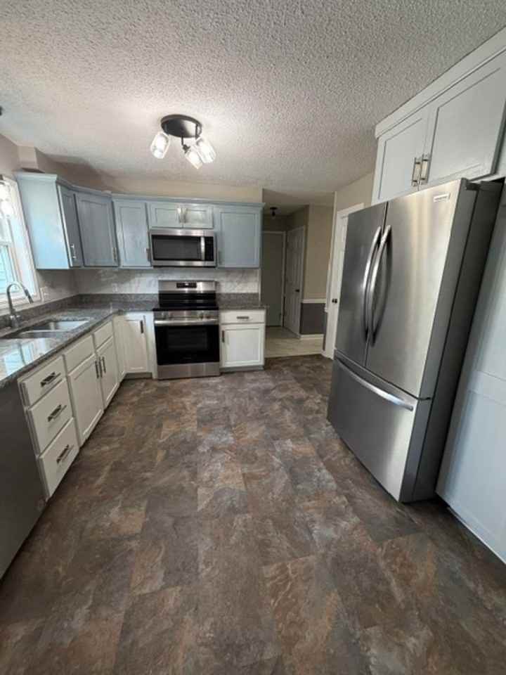 2206 E 32nd St - Photo 5 of 22