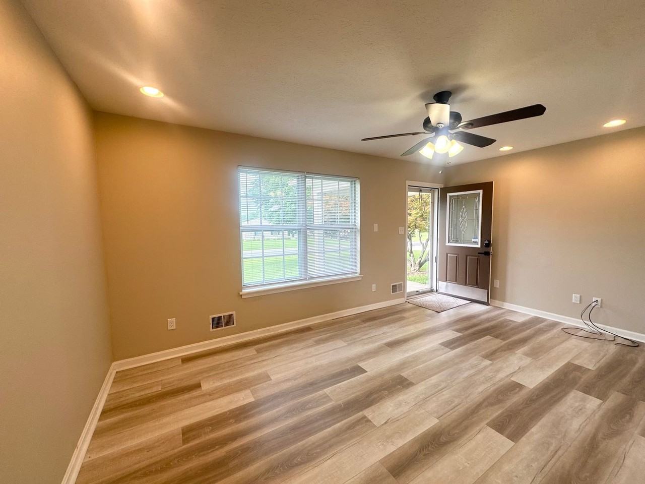 225 Joy Ave - Photo 4 of 21