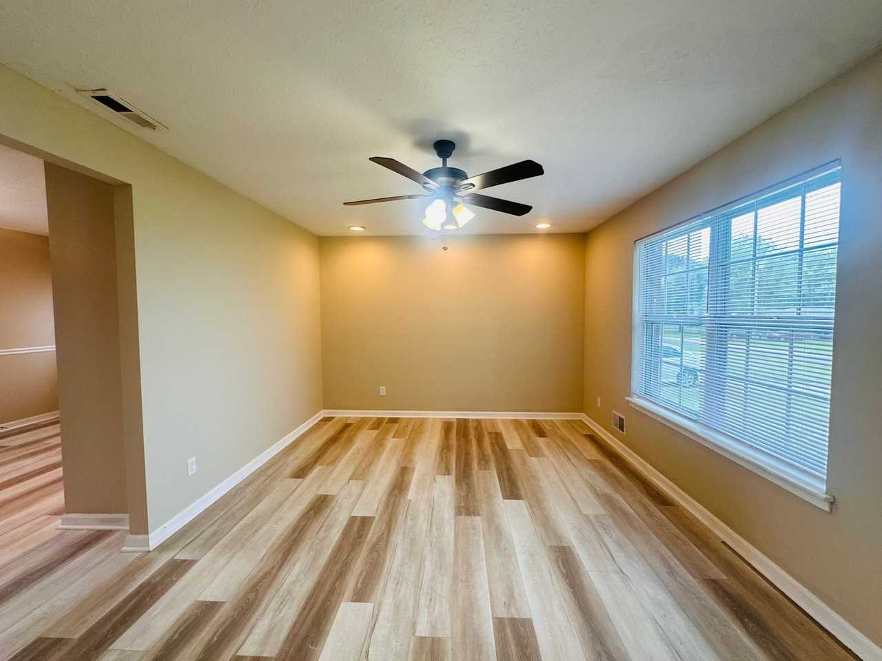 225 Joy Ave - Photo 5 of 21