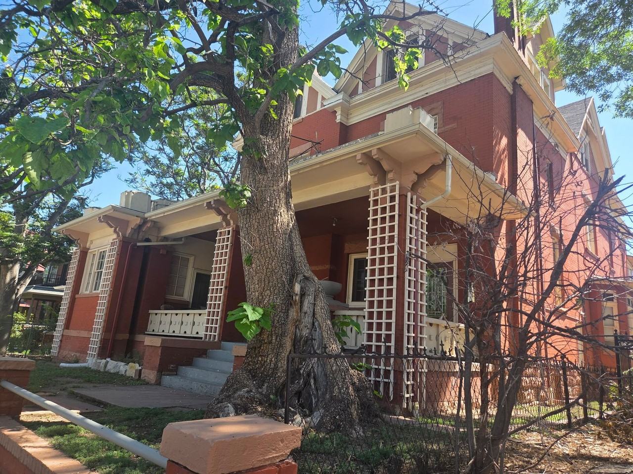 834 N Clarkson St - Photo 2 of 19