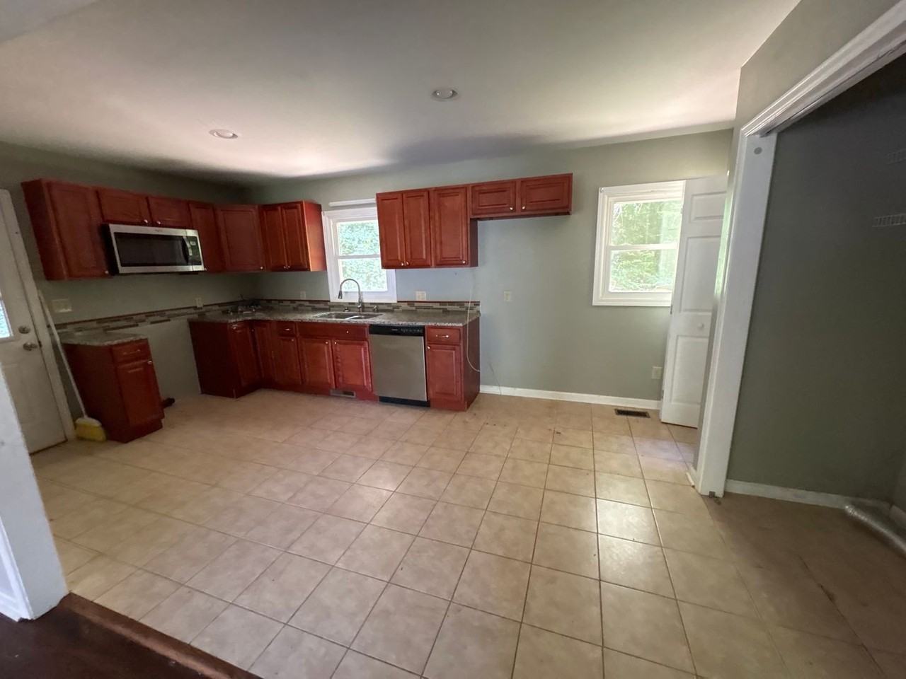 155 Blackburn St - Photo 3 of 8
