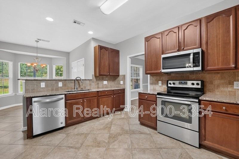 2041 White Cedar Ln - Photo 3 of 39