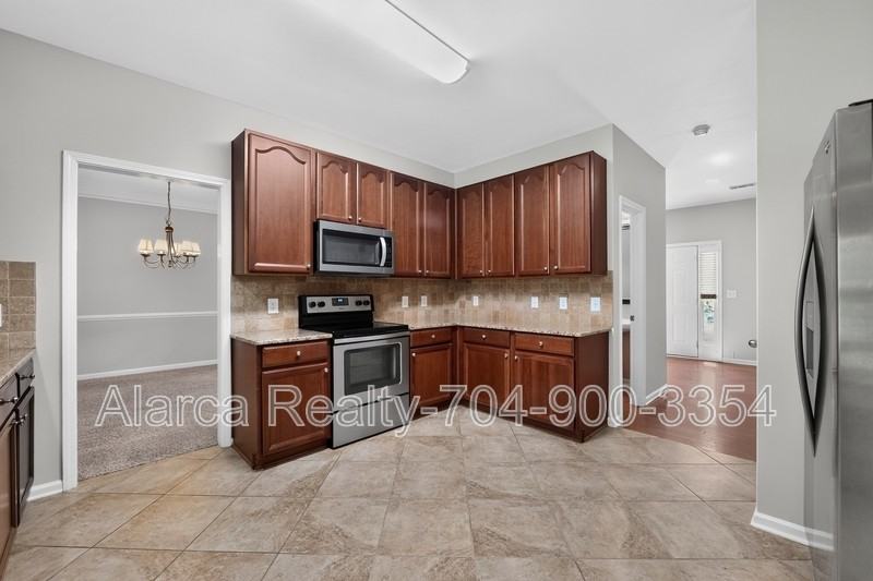 2041 White Cedar Ln - Photo 4 of 39