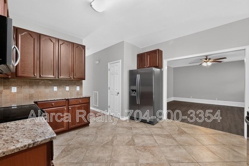2041 White Cedar Ln - Photo 5 of 39