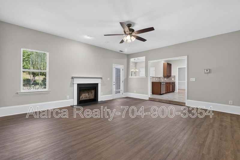 2041 White Cedar Ln - Photo 6 of 39