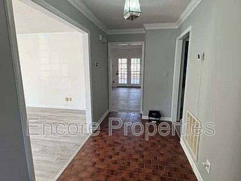 2102 Oakcrest Ct - Photo 2 of 11