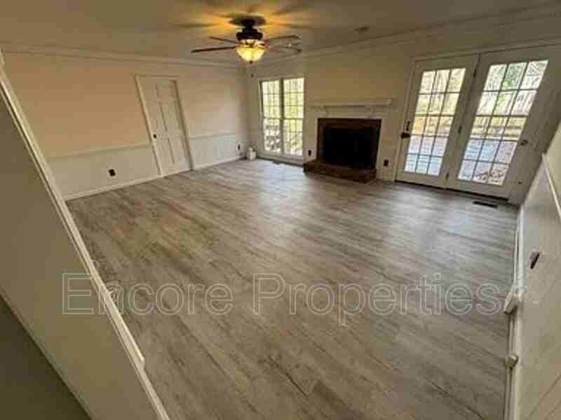 2102 Oakcrest Ct - Photo 3 of 11