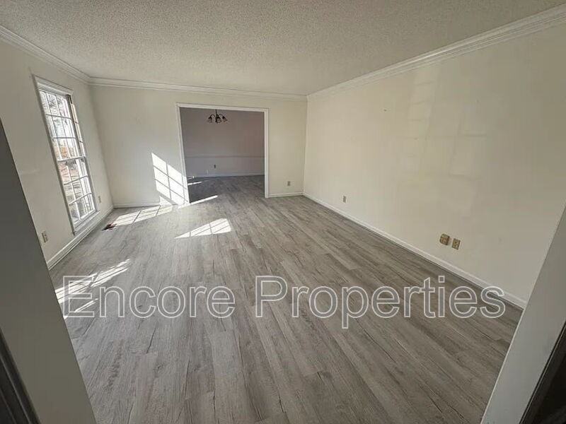2102 Oakcrest Ct - Photo 4 of 11