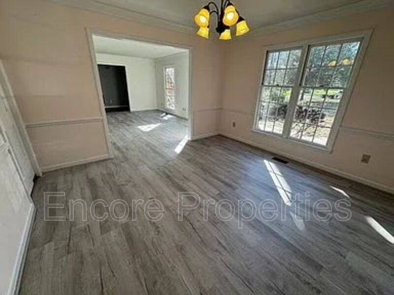 2102 Oakcrest Ct - Photo 5 of 11