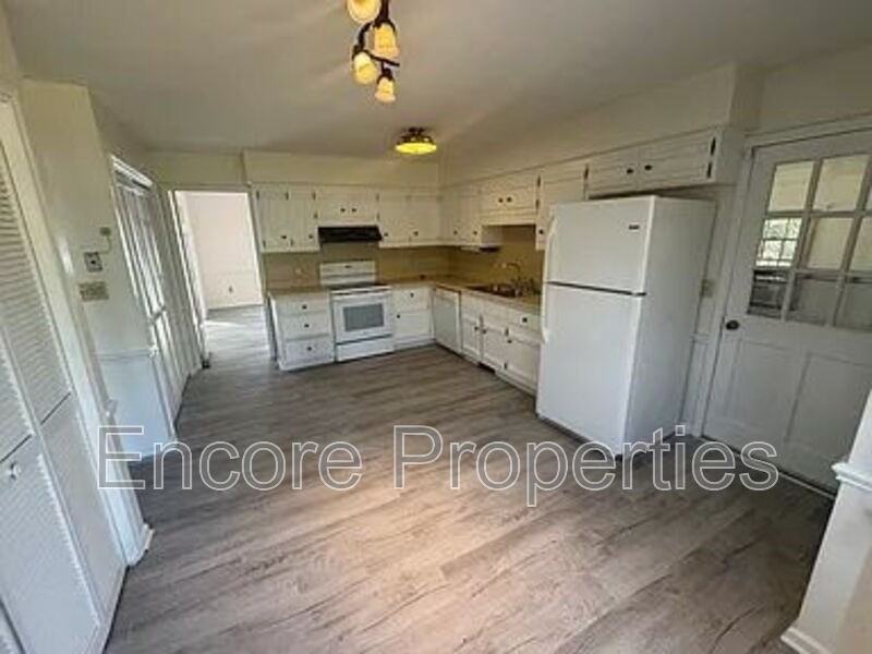 2102 Oakcrest Ct - Photo 6 of 11