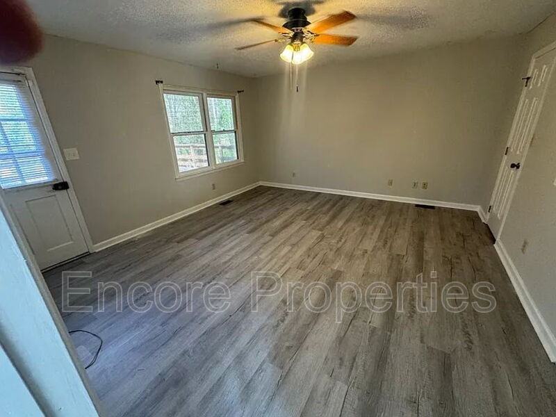 2102 Oakcrest Ct - Photo 7 of 11
