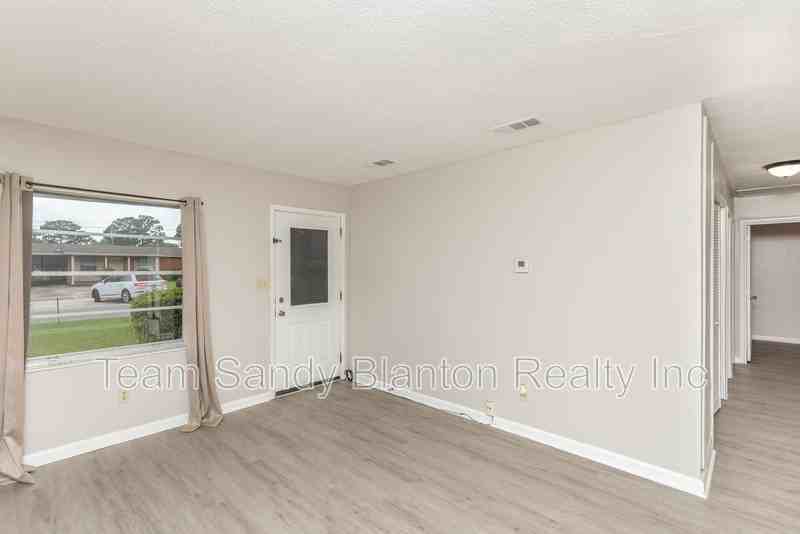 6404 Dunbar Rd - Photo 2 of 16