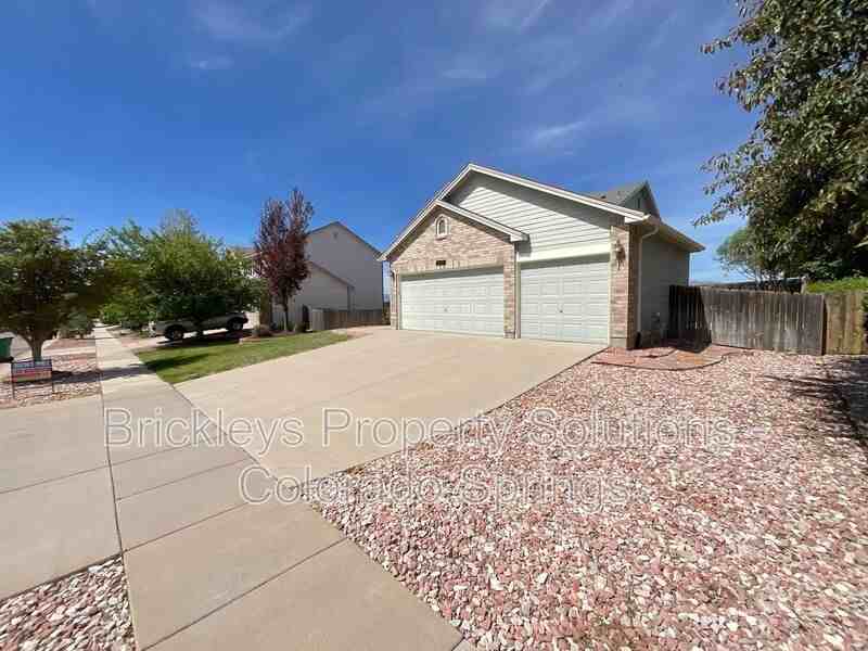 6112 Chivalry Dr - Photo 3 of 41