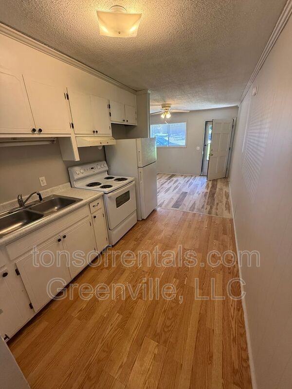 133C Pleasant Dr - Photo 4 of 11