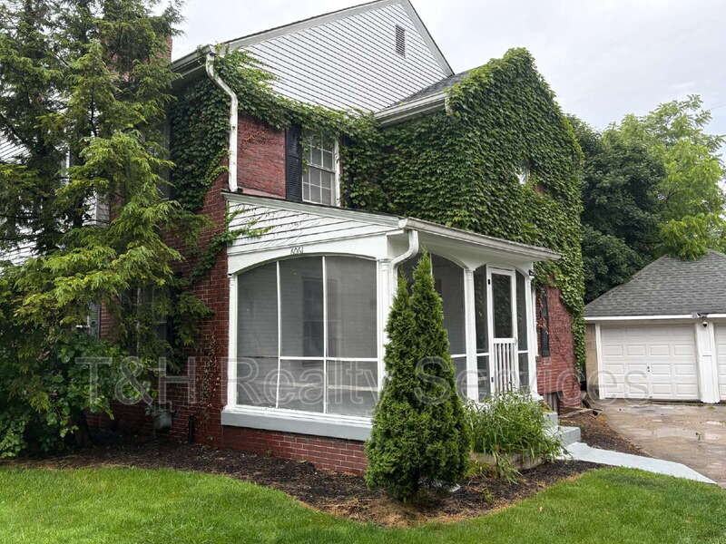 6061 N Park Ave - Photo 3 of 21