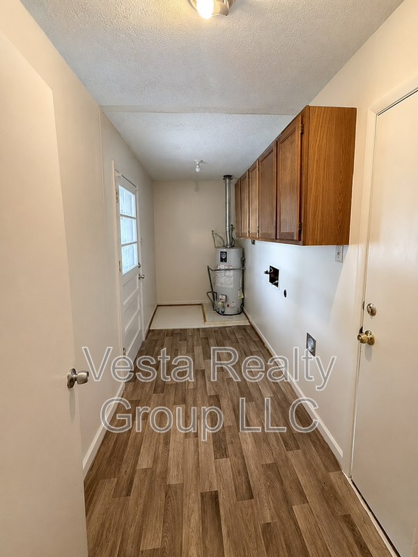 3543 Meadowview Ct - Photo 4 of 14