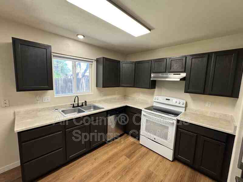 235 Ellers Grv - Photo 6 of 21