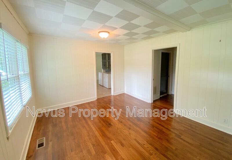 215 Pennsylvania Ave - Photo 3 of 15