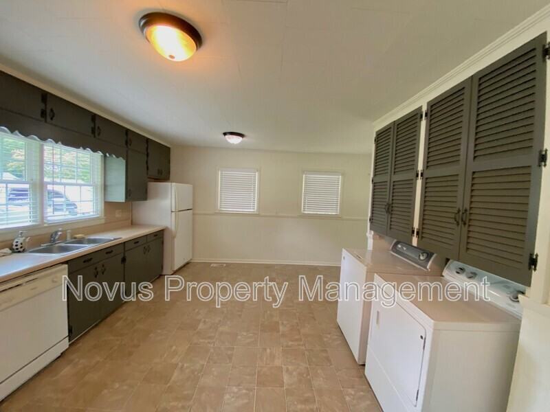 215 Pennsylvania Ave - Photo 6 of 15