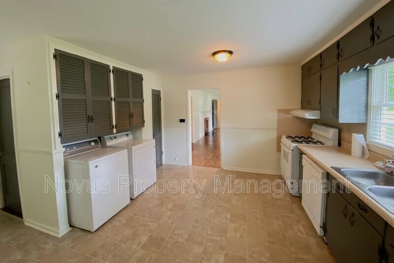 215 Pennsylvania Ave - Photo 7 of 15